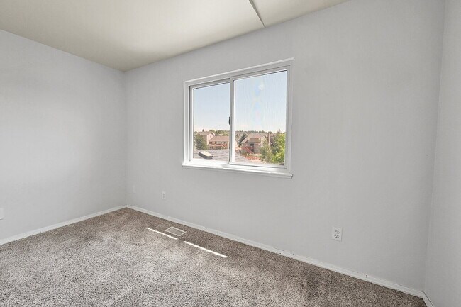 Building Photo - $2,995, 4 bed, 3.5 bath, located in Monume...
