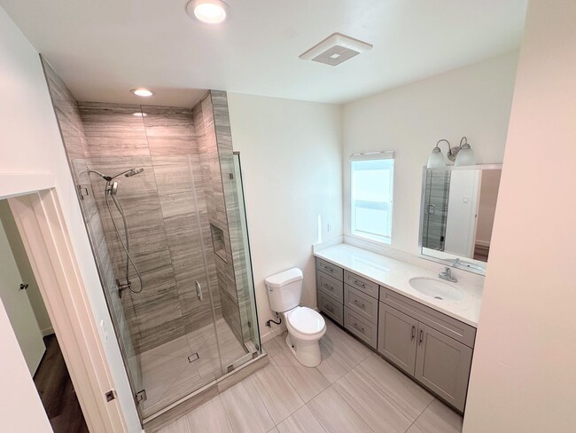Building Photo - Spacious 3bd/2ba detached REAR home/unit i...