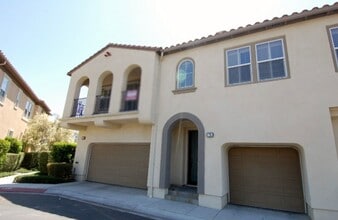 Building Photo - Upgraded 2 bedroom/ 2 bath in the heart of...