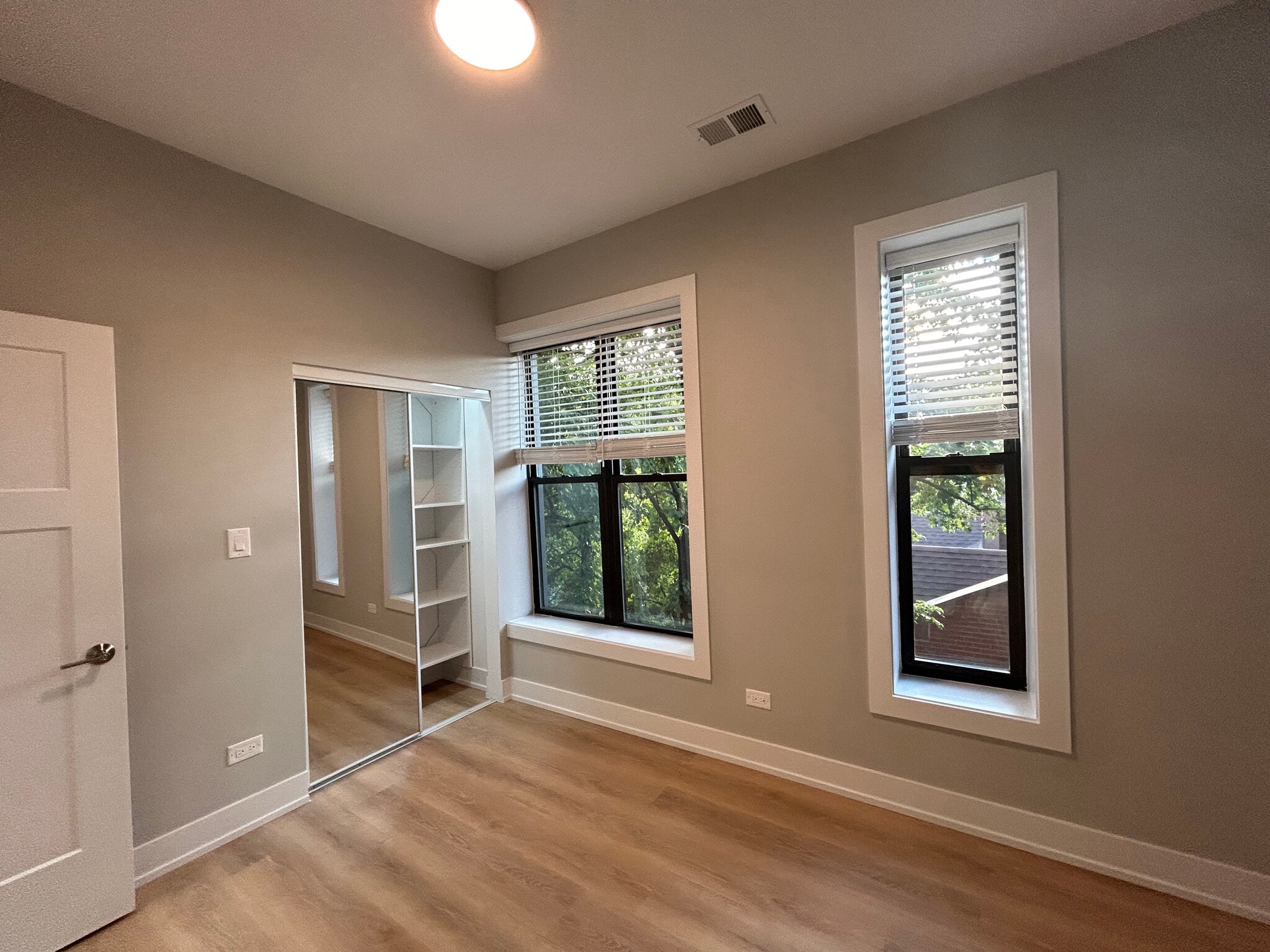 Building Photo - 423 W Belden Ave