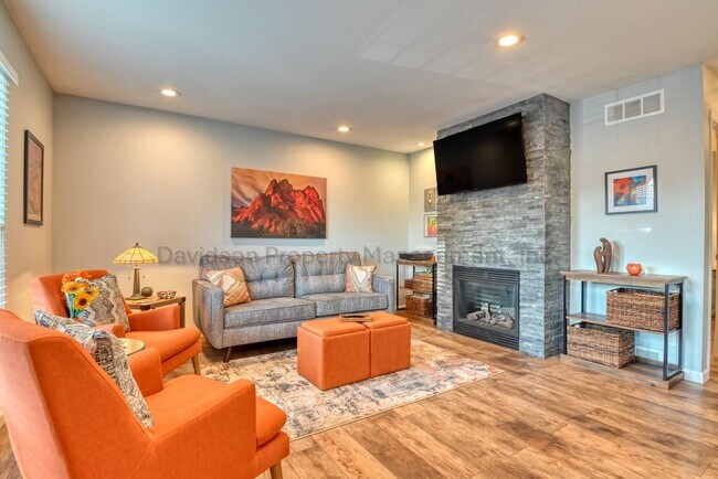 Building Photo - Cozy Updated 2 Bedroom Townhouse in Central Colorado Springs