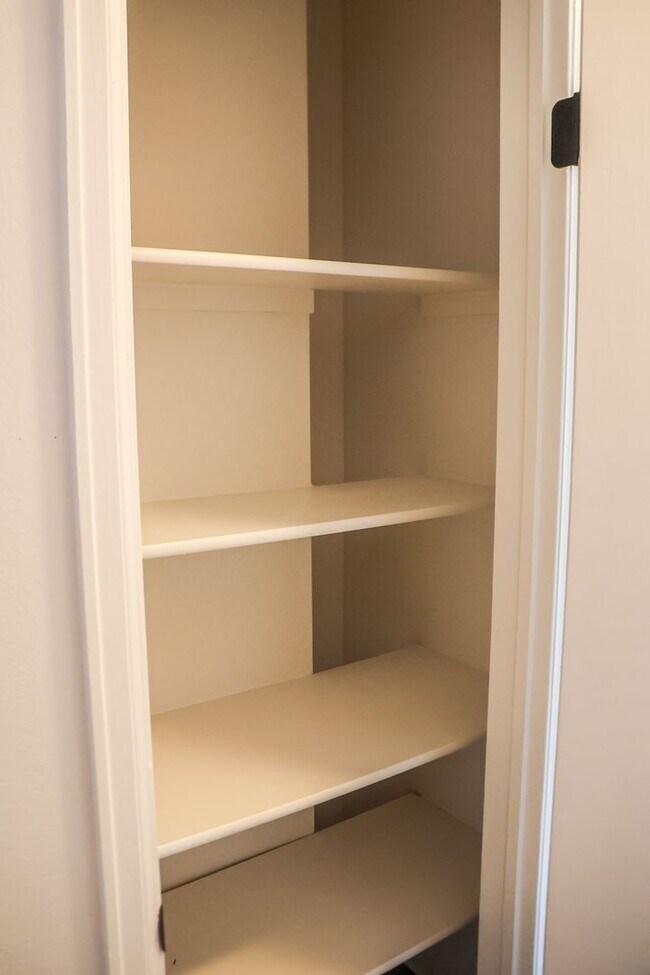 Building Photo - 3 Bedroom Rockrimmon Condo, NO DEPOSIT AND...