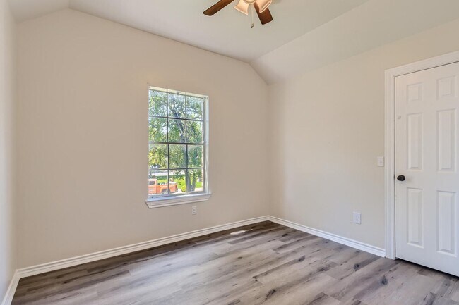 Building Photo - 4BD/3BA HOME IN SHADY HOLLOW ON CUL-DE-SAC!