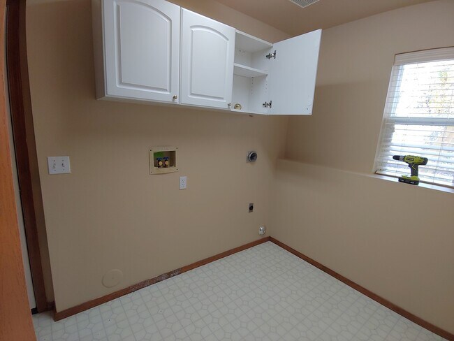 Building Photo - Large 3/2 in the Singing Hills Neighborhoo...