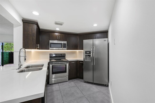 Building Photo - 9407 Fontainebleau Blvd
