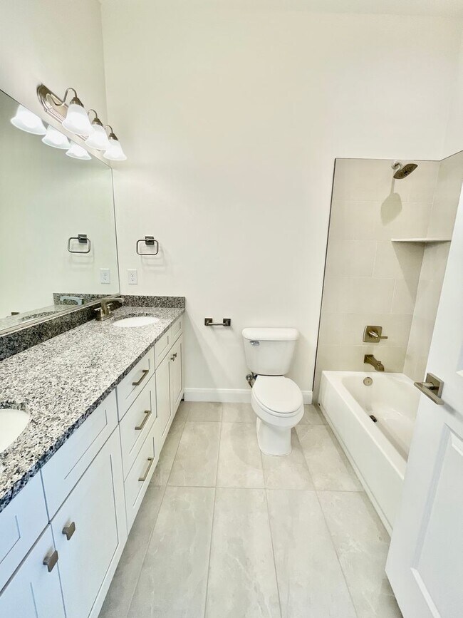 Building Photo - Three Bedroom Home in Washington Fields