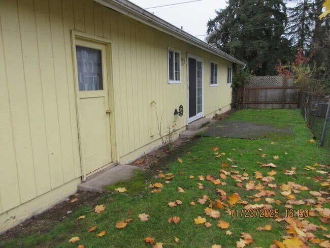 Building Photo - Updated and refurbished