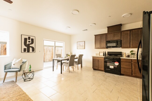 Building Photo - 902 N Olive Ave