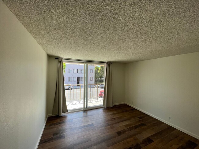 Building Photo - 2 Bedroom 2 Bath Spacious Condo For Rent in Long Beach Comes with Assigned Garage Space - Marketi...