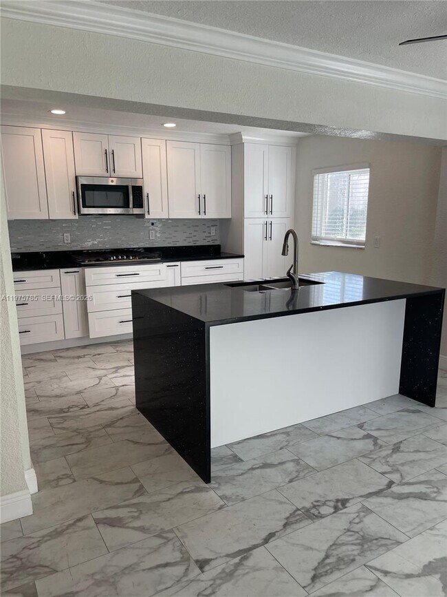 Building Photo - 365 NW 4th Ct