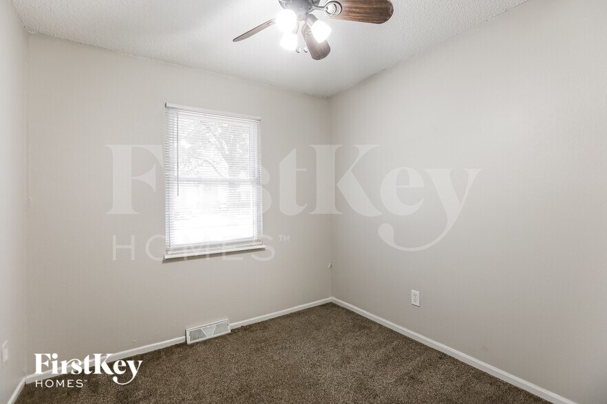 Building Photo - 1805 SW Speas Dr