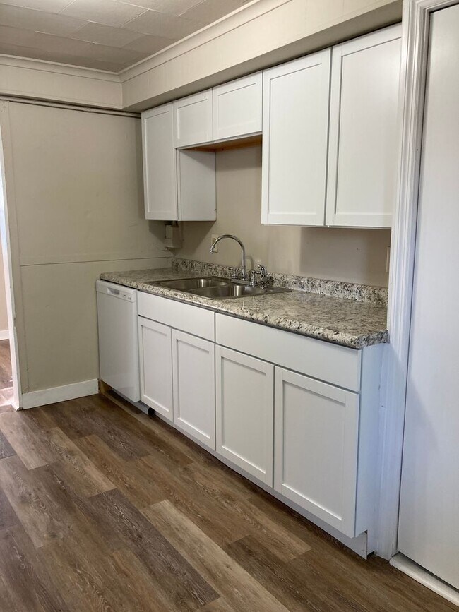 Building Photo - Updated 2 bedroom 1 bathroom home