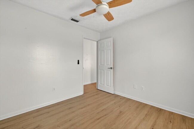 Building Photo - 561 SE Karrigan Terrace