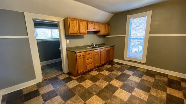 Building Photo - 818 Alpine Ave NW