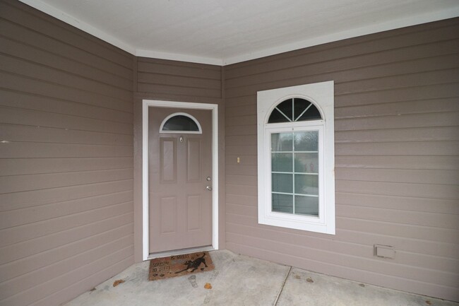 Building Photo - Gorgeous Family Home