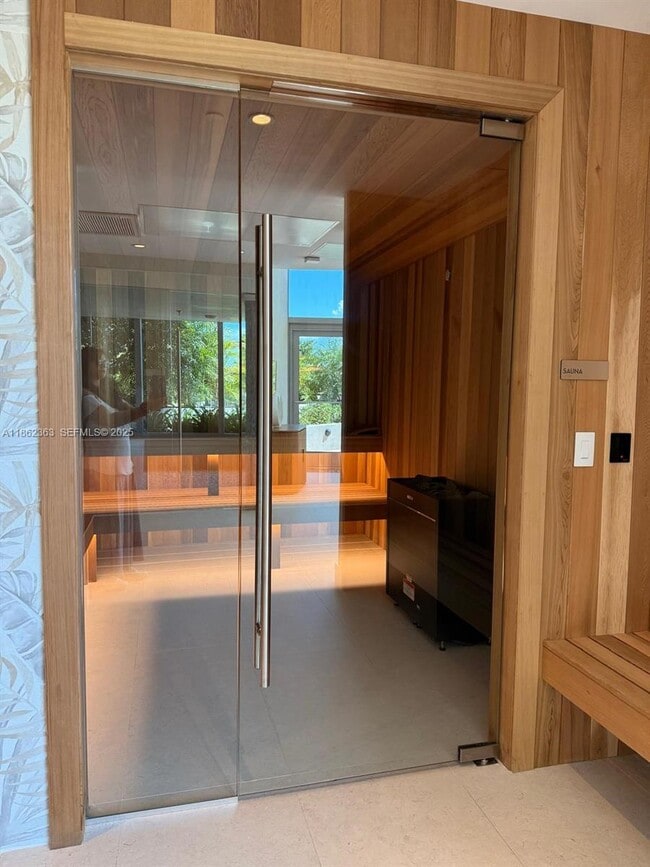 Building Photo - 700 NE 24th St