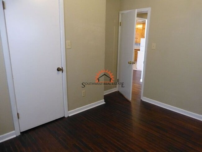 Building Photo - Super Cute 2 bedroom 1 bath home.