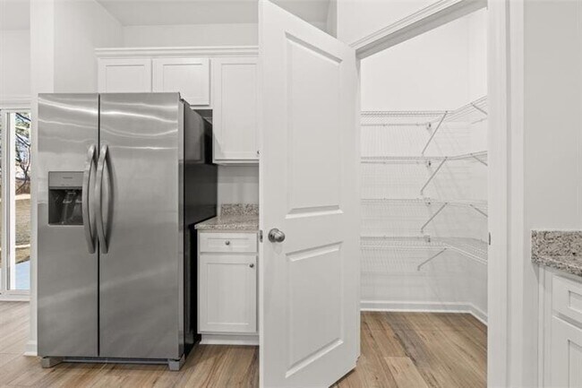 Building Photo - 942 Evergreen Rd