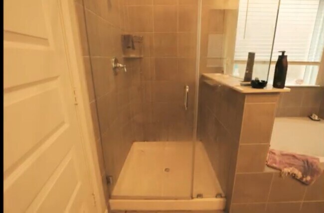 Building Photo - 10831 Sugar Pne Ln