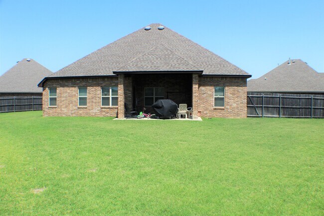 Building Photo - 4904 SW 122nd Terrace