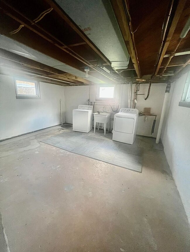 Building Photo - Charming Home - 2 Bedrooms 2 Bathroom - Mo...