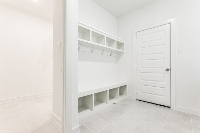 Building Photo - 4923 Bellhurst Dr