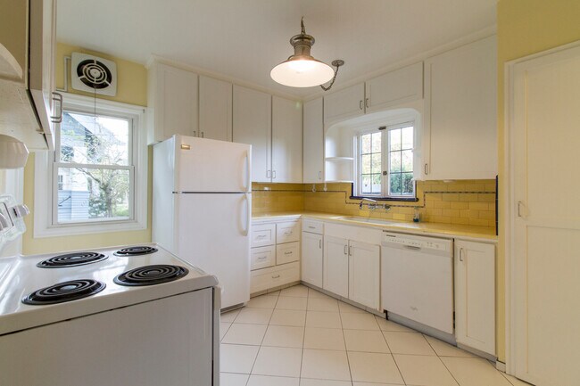 Building Photo - Rose City Park English Tudor with Stunning...