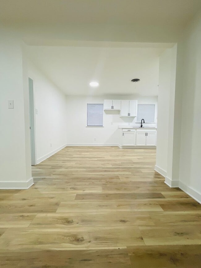 Building Photo - 3605 Pine Cone Dr