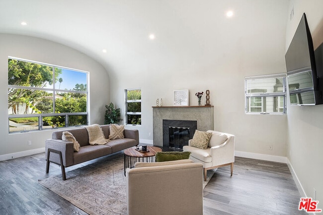 Building Photo - 307 S Citrus Ave