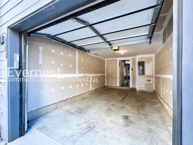 Building Photo - Spacious 3 Bed, 2.5 Bath Town Home with Attached Garage | Pet Friendly