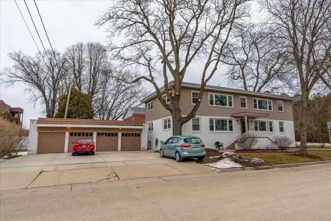 Primary Photo - 717 Pickford St