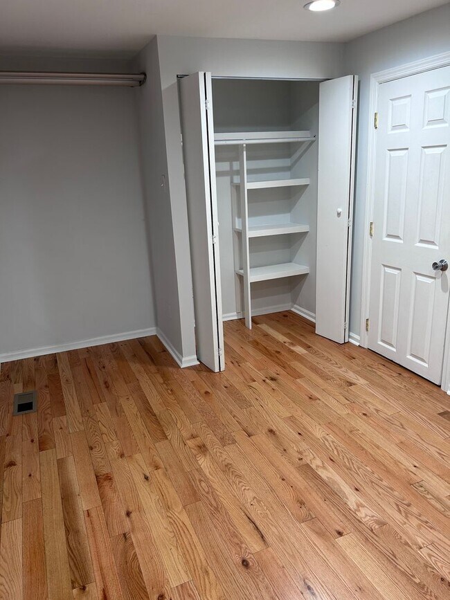 Building Photo - 2216 Summer St