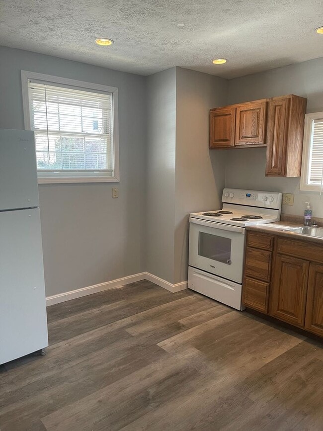 Building Photo - Newly Remodeled Home