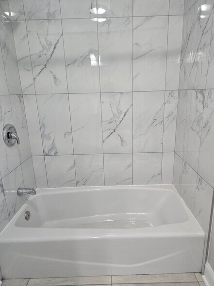 Primary Photo - 5710 W Huron St