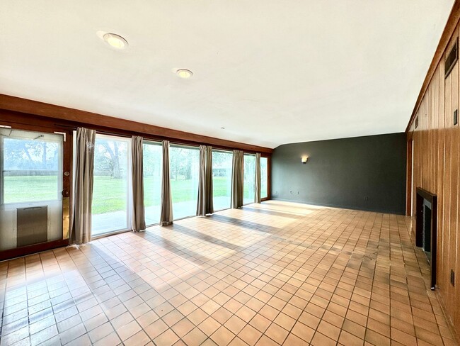 Building Photo - Vintage 2BR/2BA on Stanford Ave with Huge Fenced Yard & Lawn Care Included