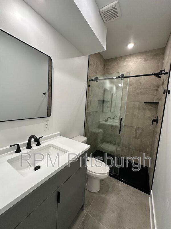 Building Photo - 1403 Sarah St