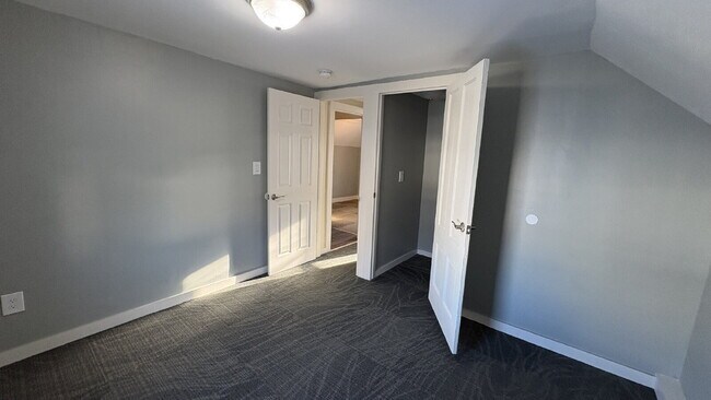 Building Photo - 3 Bed, 1 Bath, plus TWO Bonus Rooms in Rochester!