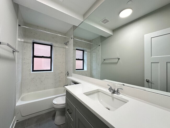 Building Photo - 1144 Oak Ave