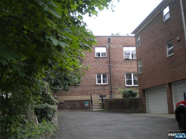 Building Photo - 79 Huguenot Ave