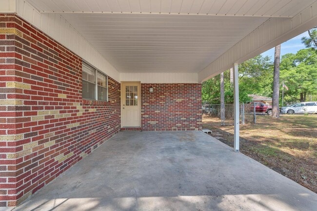 Building Photo - Updated Kitchen and Oversized Yard!