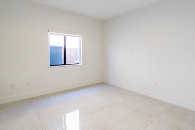 Building Photo - 2030 SW 145th Ave