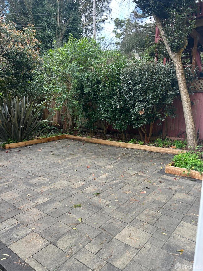 Building Photo - 255 Molimo Dr