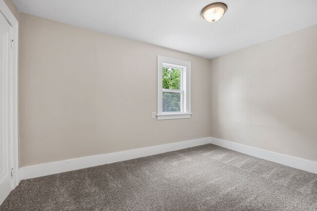 Building Photo - ? Move-In Ready Home with Modern Updates