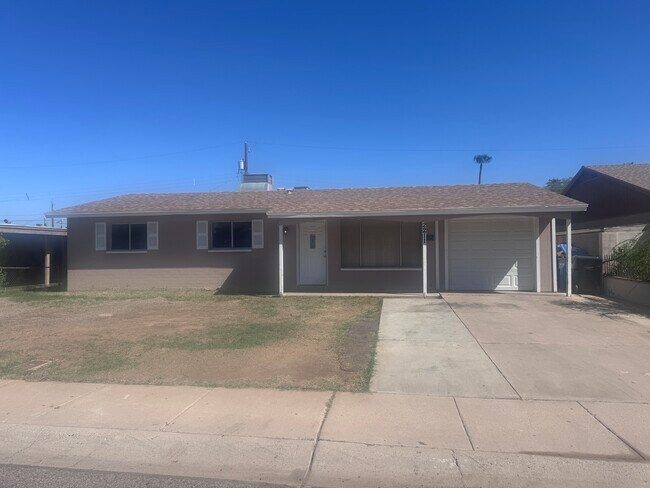 Primary Photo - 2211 N 50th Dr