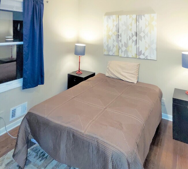 Building Photo - 2136 Chestnut Hill Cir