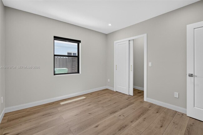 Building Photo - 1011 NW 30th Ct