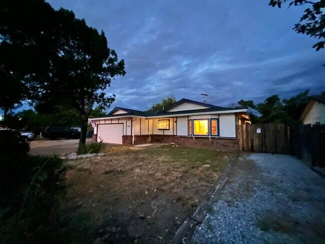 Building Photo - 3320 Panorama Dr