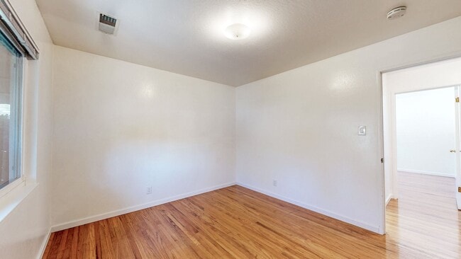 Building Photo - Delightful 2 Bedroom 1 Bath Unit with 1 Car Garage