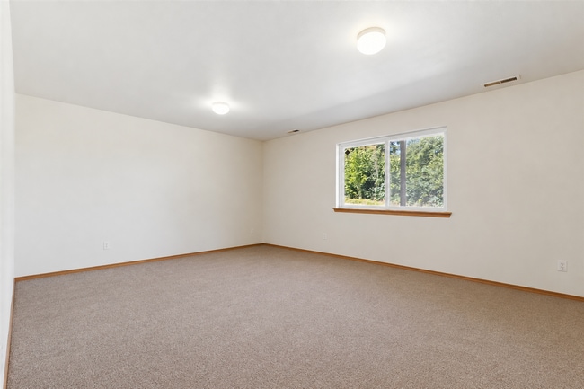 Building Photo - 470 E Rasor Rd