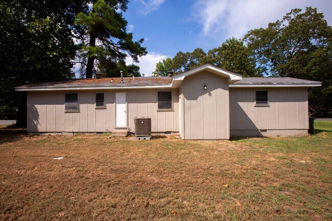 Building Photo - 3 bed, 1 bath home, fully updated!